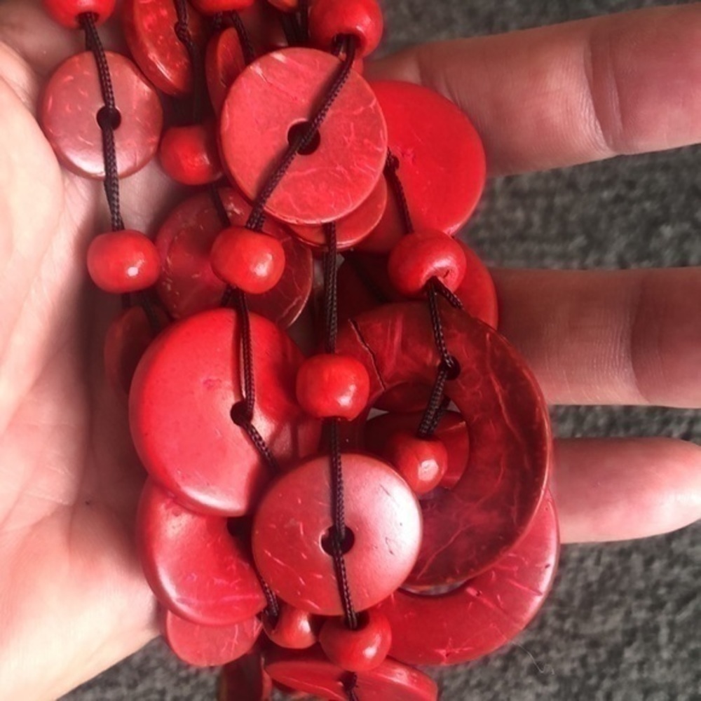 Red wooden beaded necklace and earring set - Picture 5 of 8